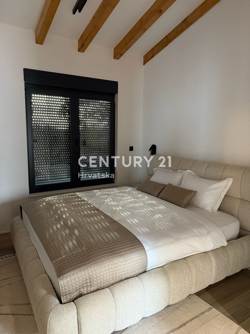 POREČ, 7 KM, NOVOGRADNJA S TROMI SPALNICAMI IN BAZENOM