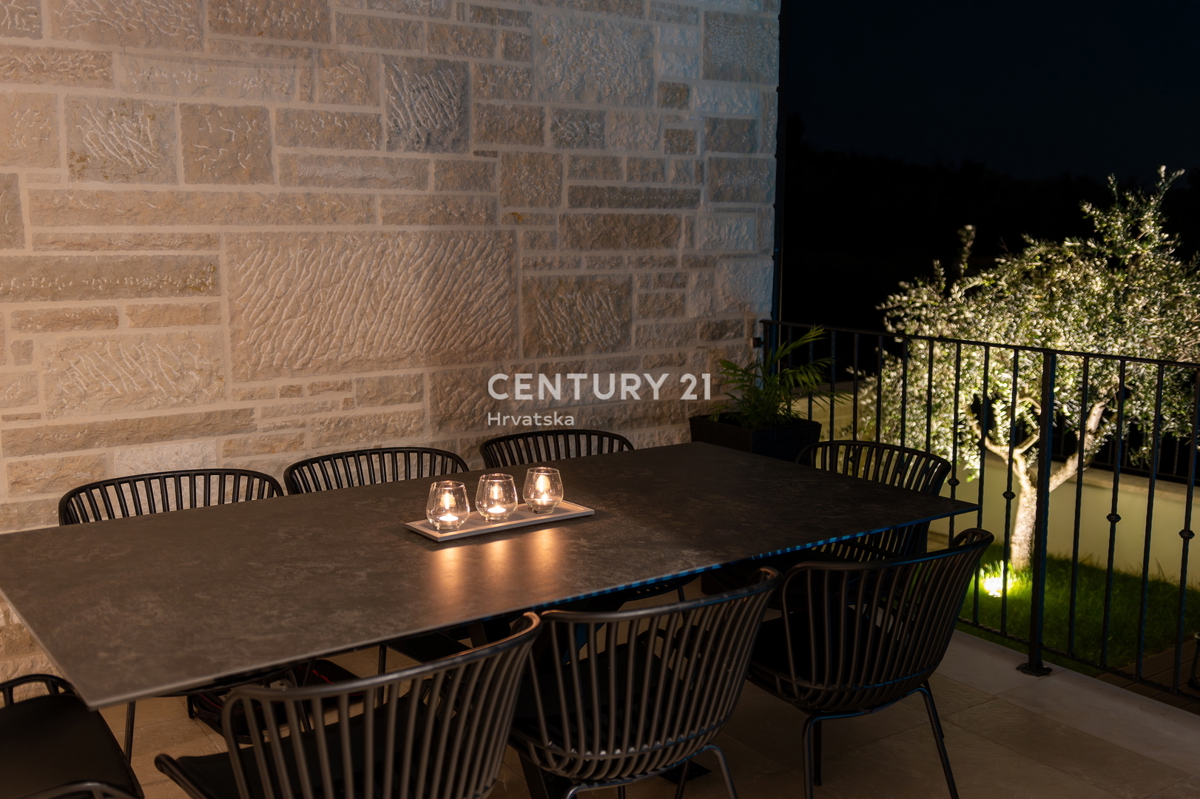 BUJE, KAMENA NOVOZIDANA VILA OBKROŽENA Z NARAVO