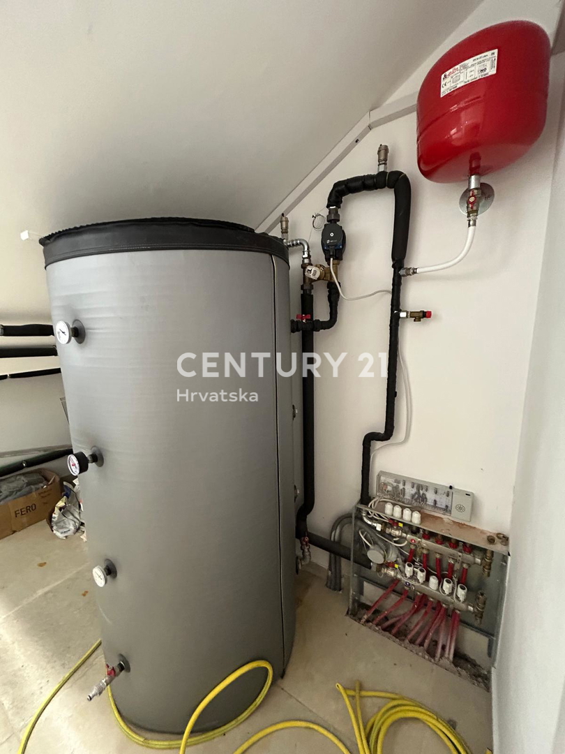 BUJE, KAMENA NOVOZIDANA VILA OBKROŽENA Z NARAVO