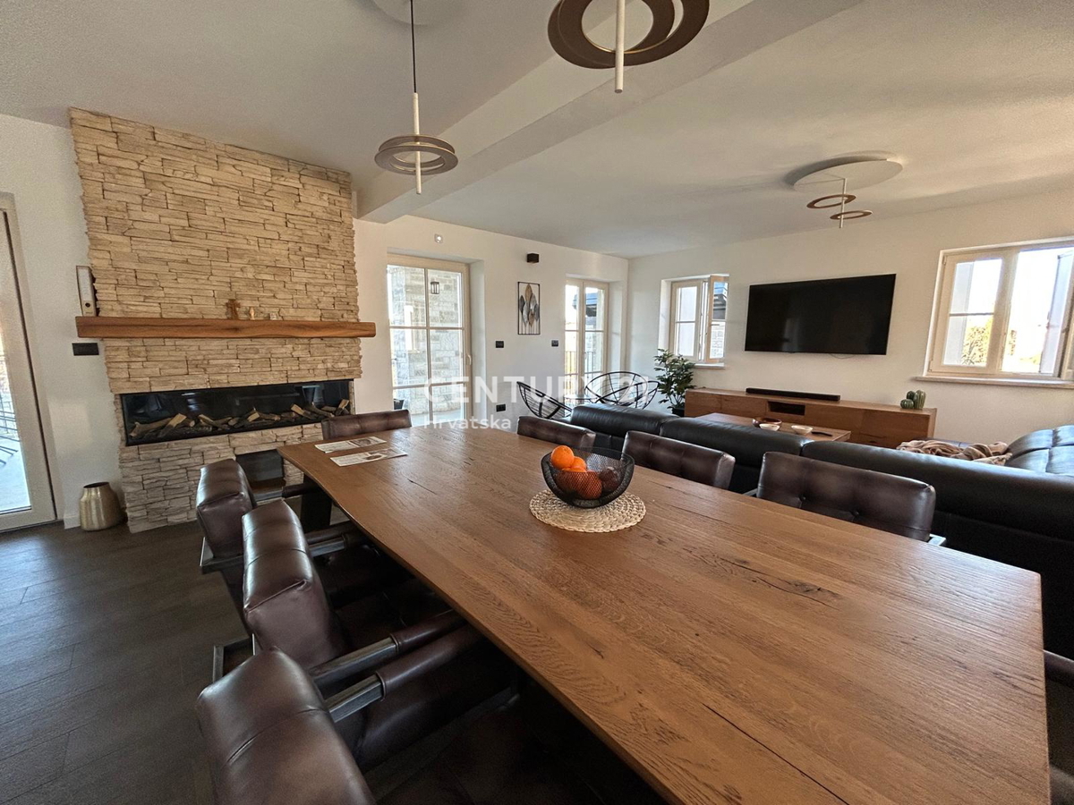 BUJE, KAMENA NOVOZIDANA VILA OBKROŽENA Z NARAVO