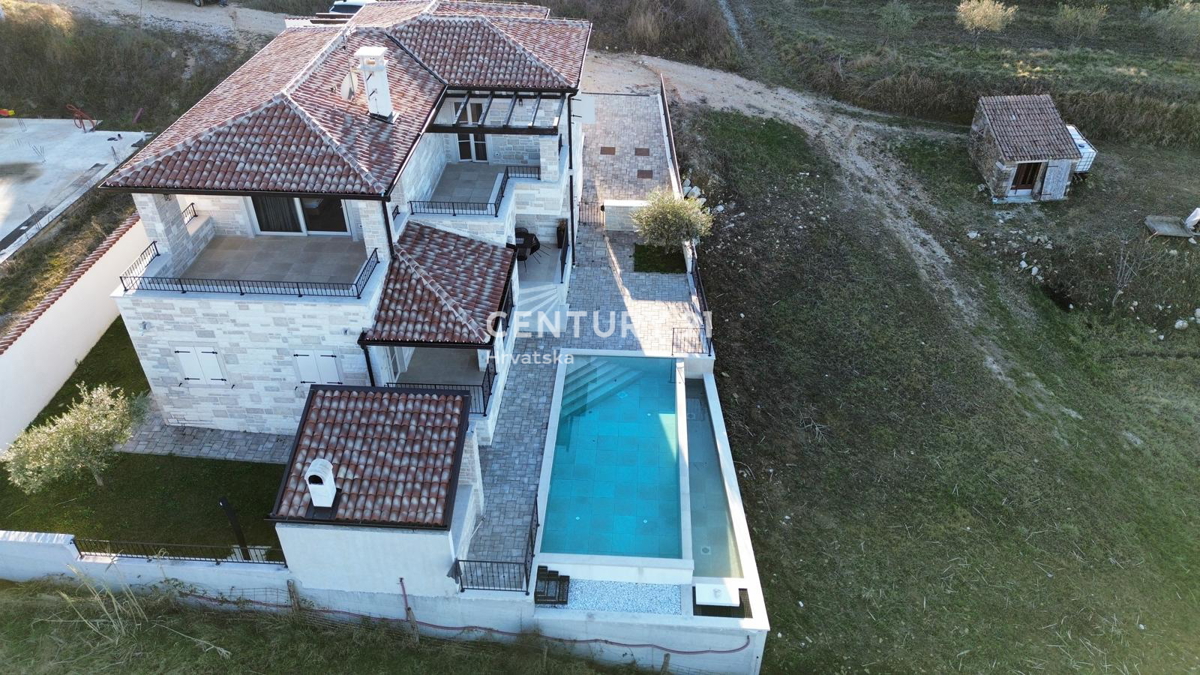 BUJE, KAMENA NOVOZIDANA VILA OBKROŽENA Z NARAVO