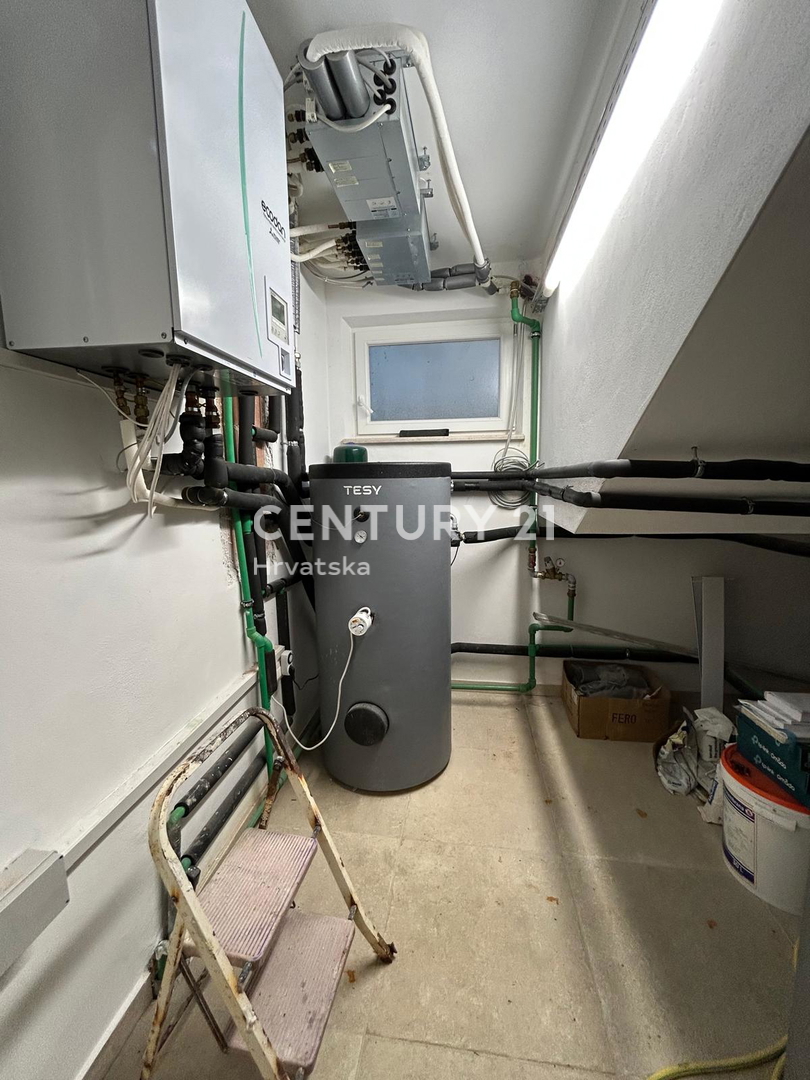 BUJE, KAMENA NOVOZIDANA VILA OBKROŽENA Z NARAVO