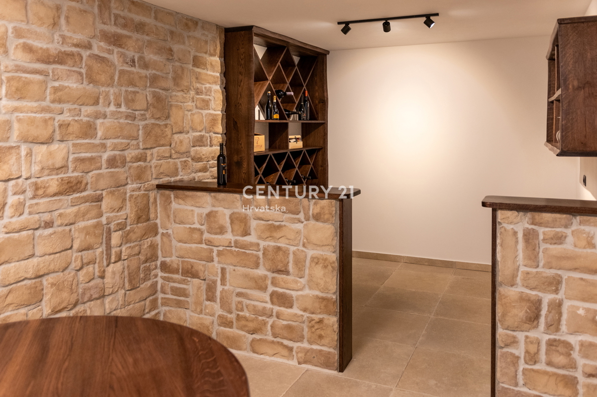 BUJE, KAMENA NOVOZIDANA VILA OBKROŽENA Z NARAVO