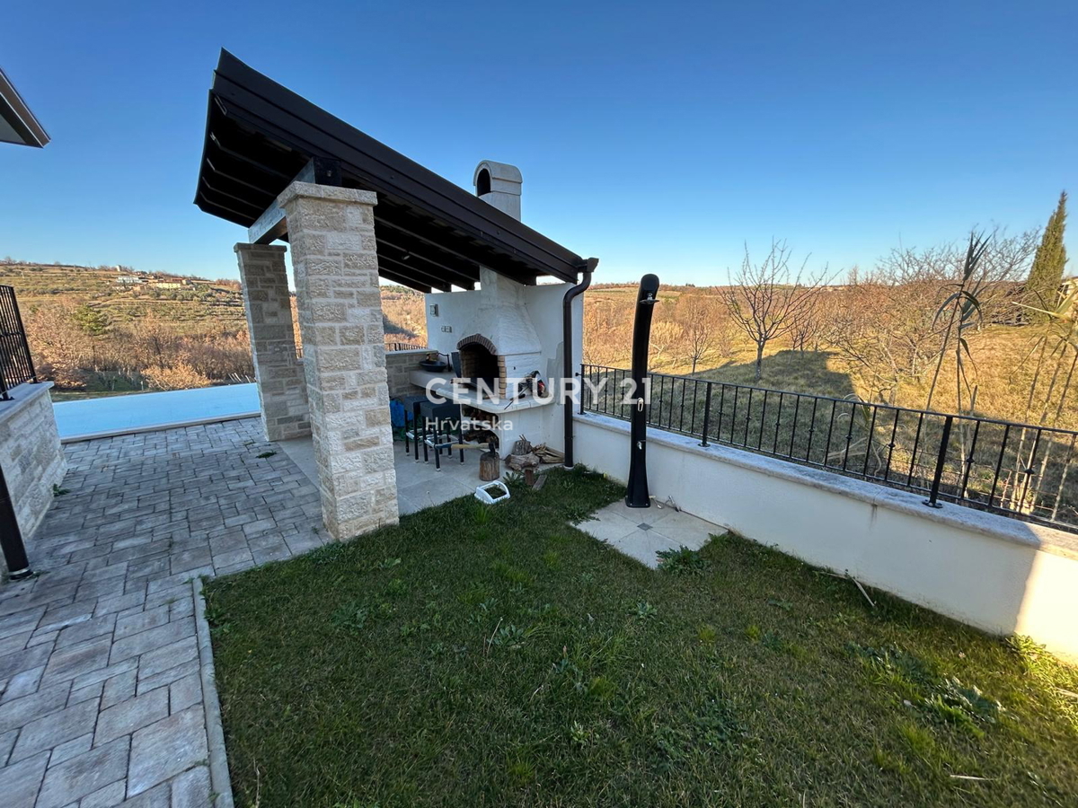 BUJE, KAMENA NOVOZIDANA VILA OBKROŽENA Z NARAVO