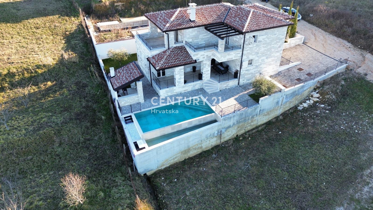 BUJE, KAMENA NOVOZIDANA VILA OBKROŽENA Z NARAVO