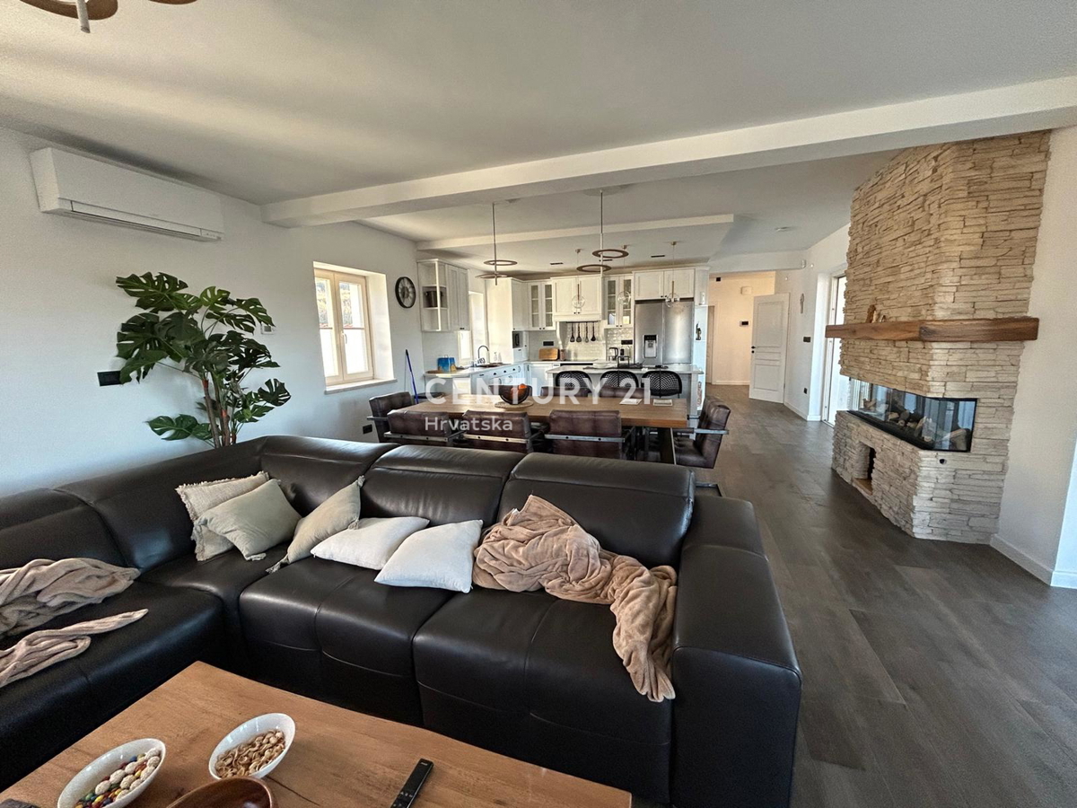 BUJE, KAMENA NOVOZIDANA VILA OBKROŽENA Z NARAVO