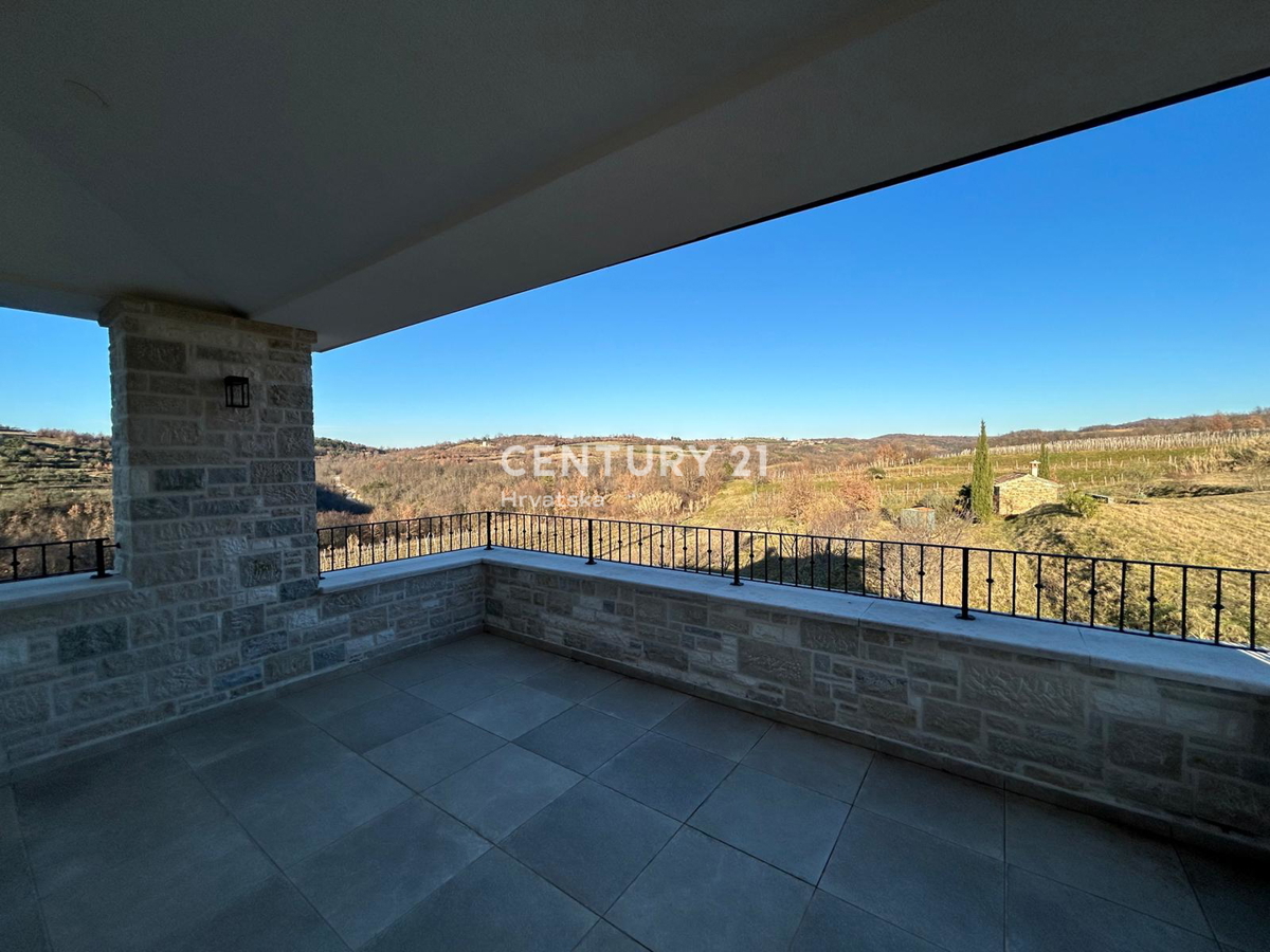 BUJE, KAMENA NOVOZIDANA VILA OBKROŽENA Z NARAVO