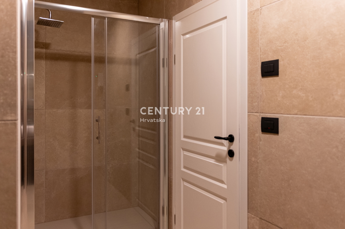 BUJE, KAMENA NOVOZIDANA VILA OBKROŽENA Z NARAVO