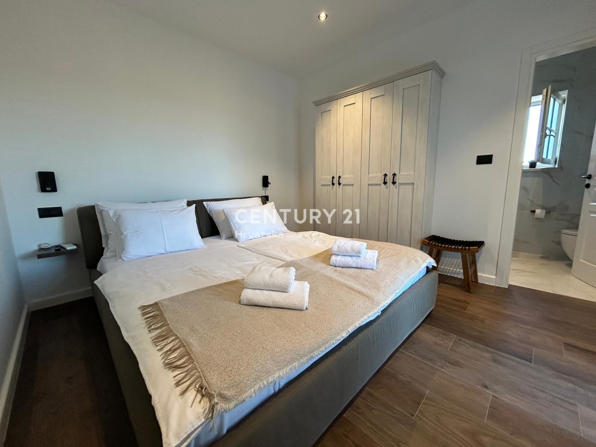 BUJE, KAMENA NOVOZIDANA VILA OBKROŽENA Z NARAVO