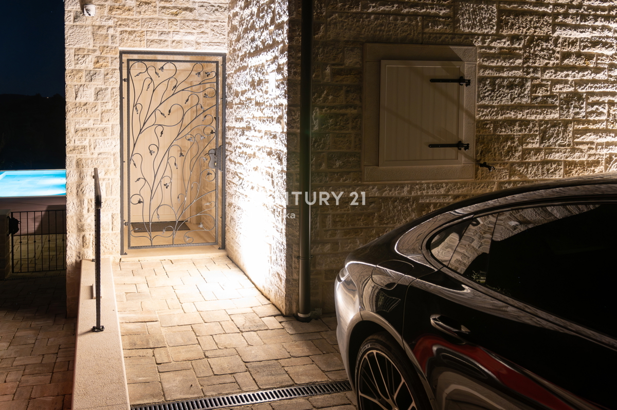 BUJE, KAMENA NOVOZIDANA VILA OBKROŽENA Z NARAVO