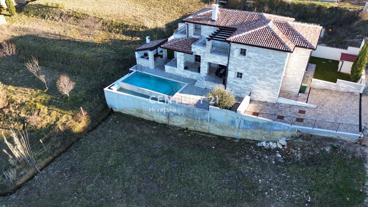 BUJE, KAMENA NOVOZIDANA VILA OBKROŽENA Z NARAVO