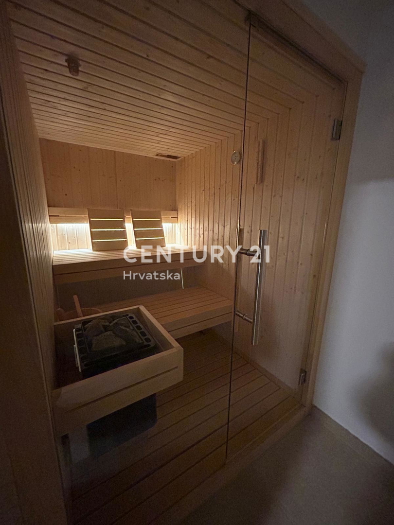 BUJE, KAMENA NOVOZIDANA VILA OBKROŽENA Z NARAVO