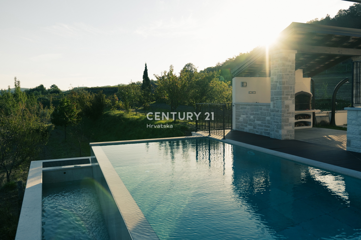 BUJE, KAMENA NOVOZIDANA VILA OBKROŽENA Z NARAVO