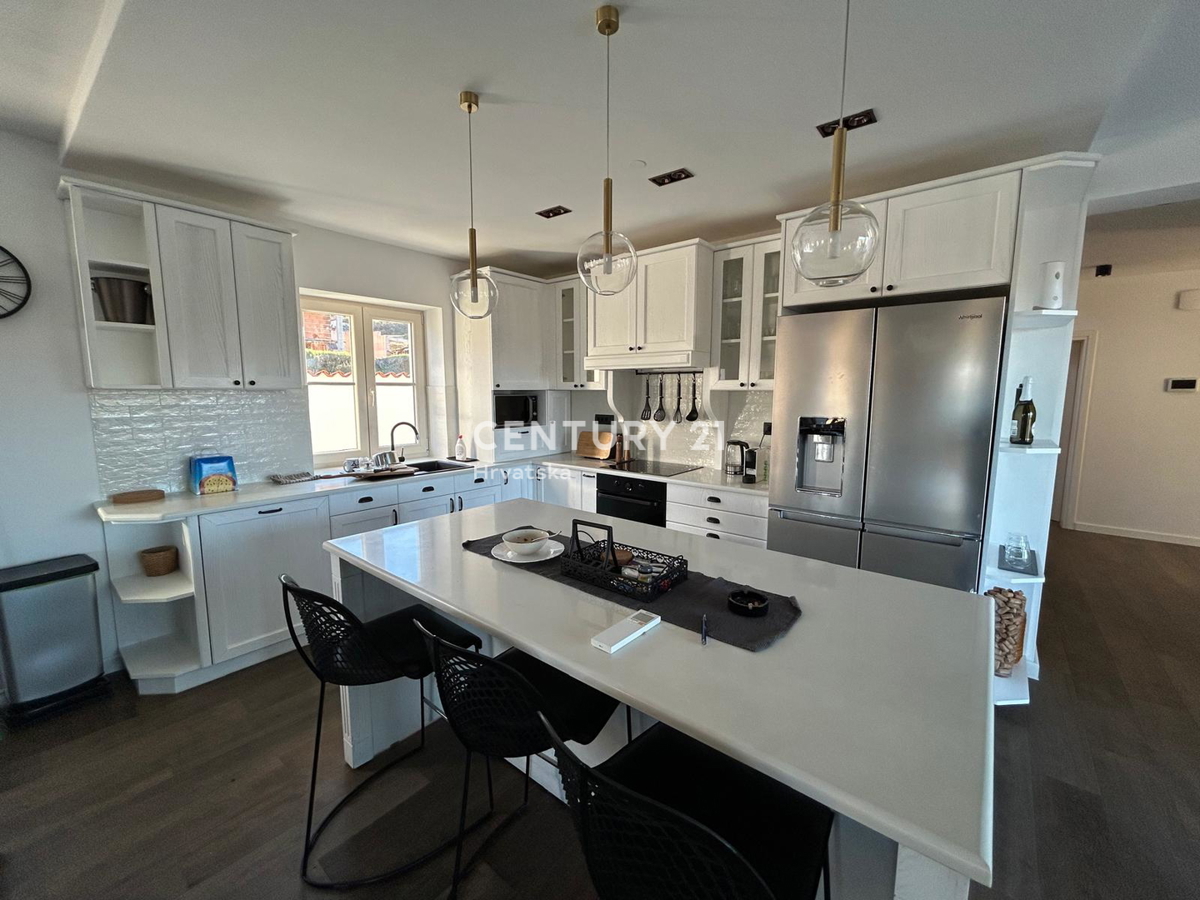 BUJE, KAMENA NOVOZIDANA VILA OBKROŽENA Z NARAVO