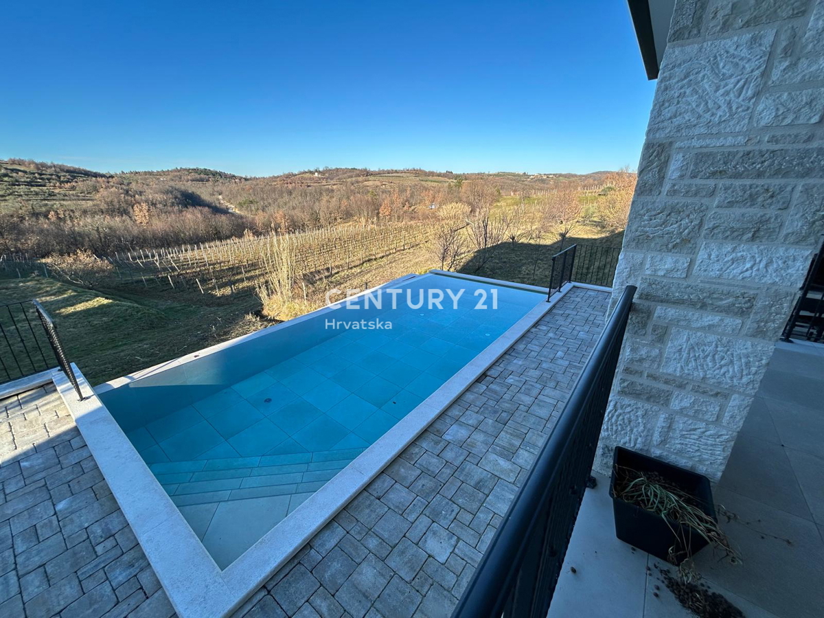 BUJE, KAMENA NOVOZIDANA VILA OBKROŽENA Z NARAVO