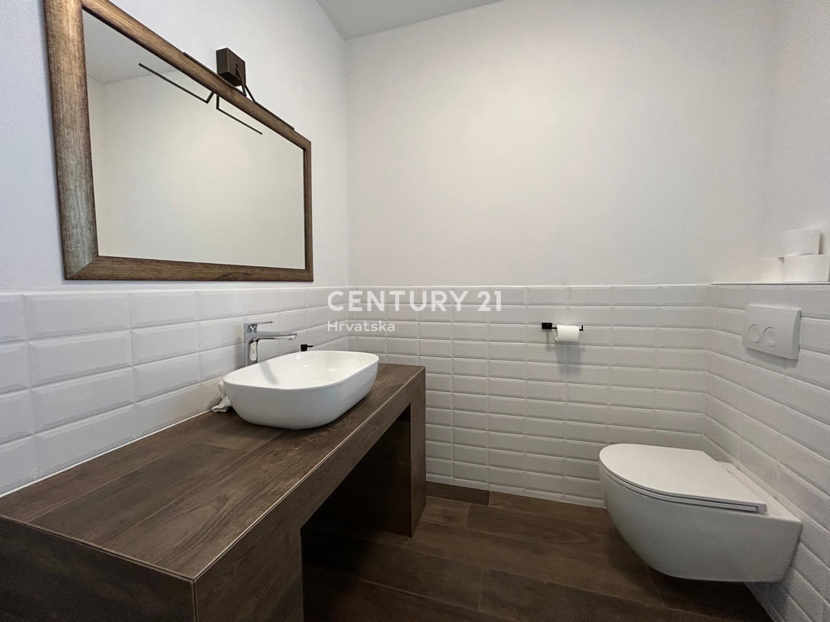 BUJE, KAMENA NOVOZIDANA VILA OBKROŽENA Z NARAVO