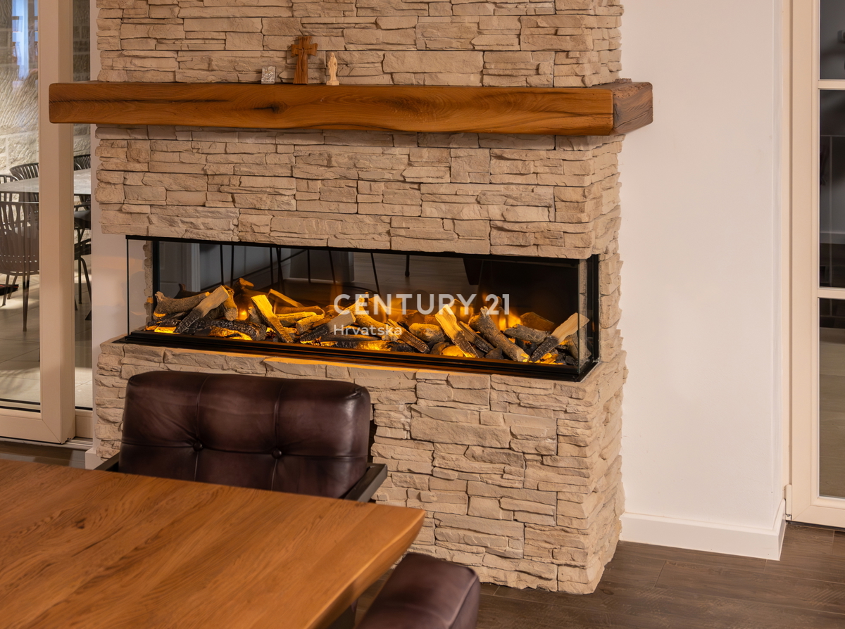 BUJE, KAMENA NOVOZIDANA VILA OBKROŽENA Z NARAVO