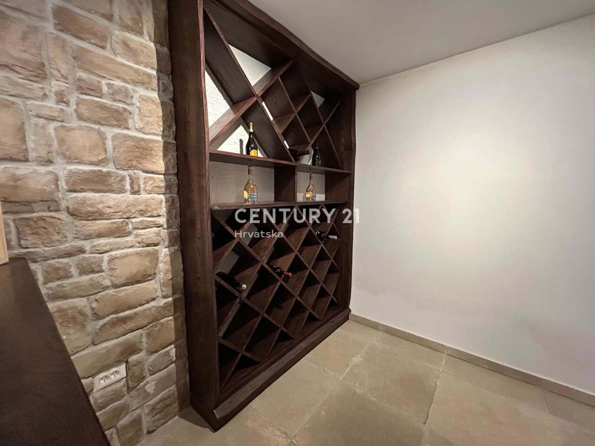 BUJE, KAMENA NOVOZIDANA VILA OBKROŽENA Z NARAVO