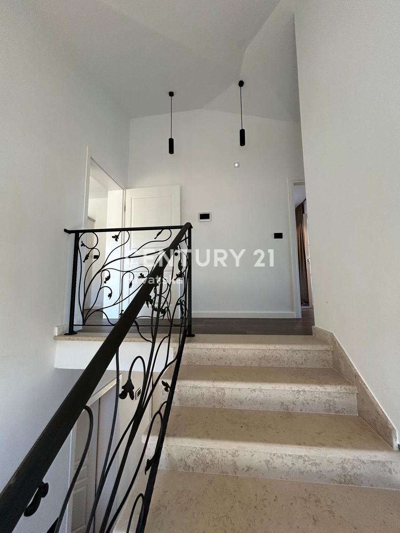 BUJE, KAMENA NOVOZIDANA VILA OBKROŽENA Z NARAVO