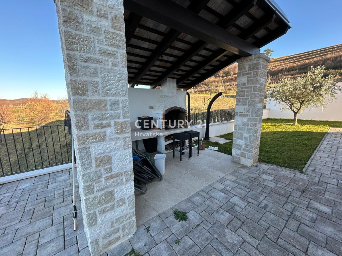 BUJE, KAMENA NOVOZIDANA VILA OBKROŽENA Z NARAVO