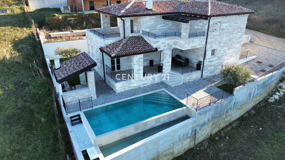 BUJE, KAMENA NOVOZIDANA VILA OBKROŽENA Z NARAVO