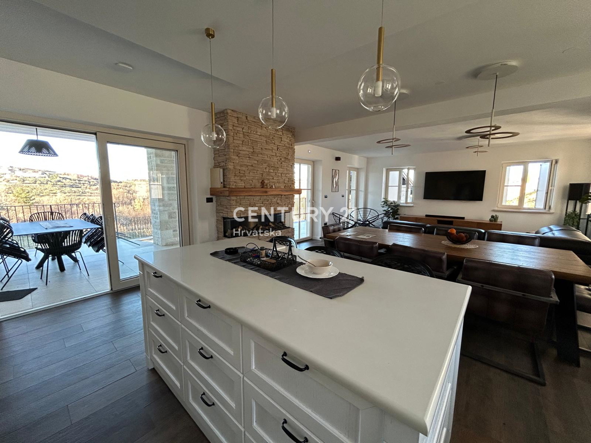 BUJE, KAMENA NOVOZIDANA VILA OBKROŽENA Z NARAVO