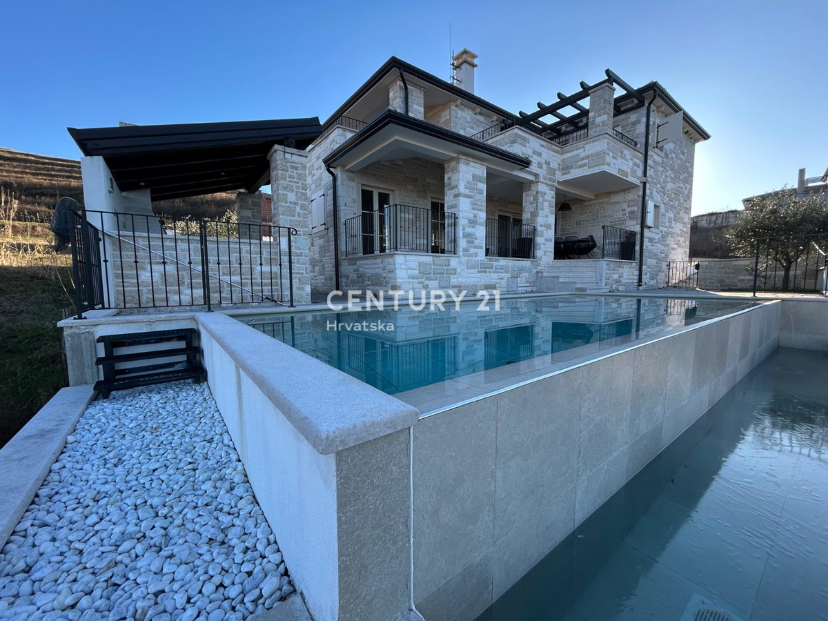 BUJE, KAMENA NOVOZIDANA VILA OBKROŽENA Z NARAVO