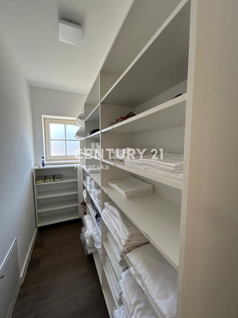 BUJE, KAMENA NOVOZIDANA VILA OBKROŽENA Z NARAVO