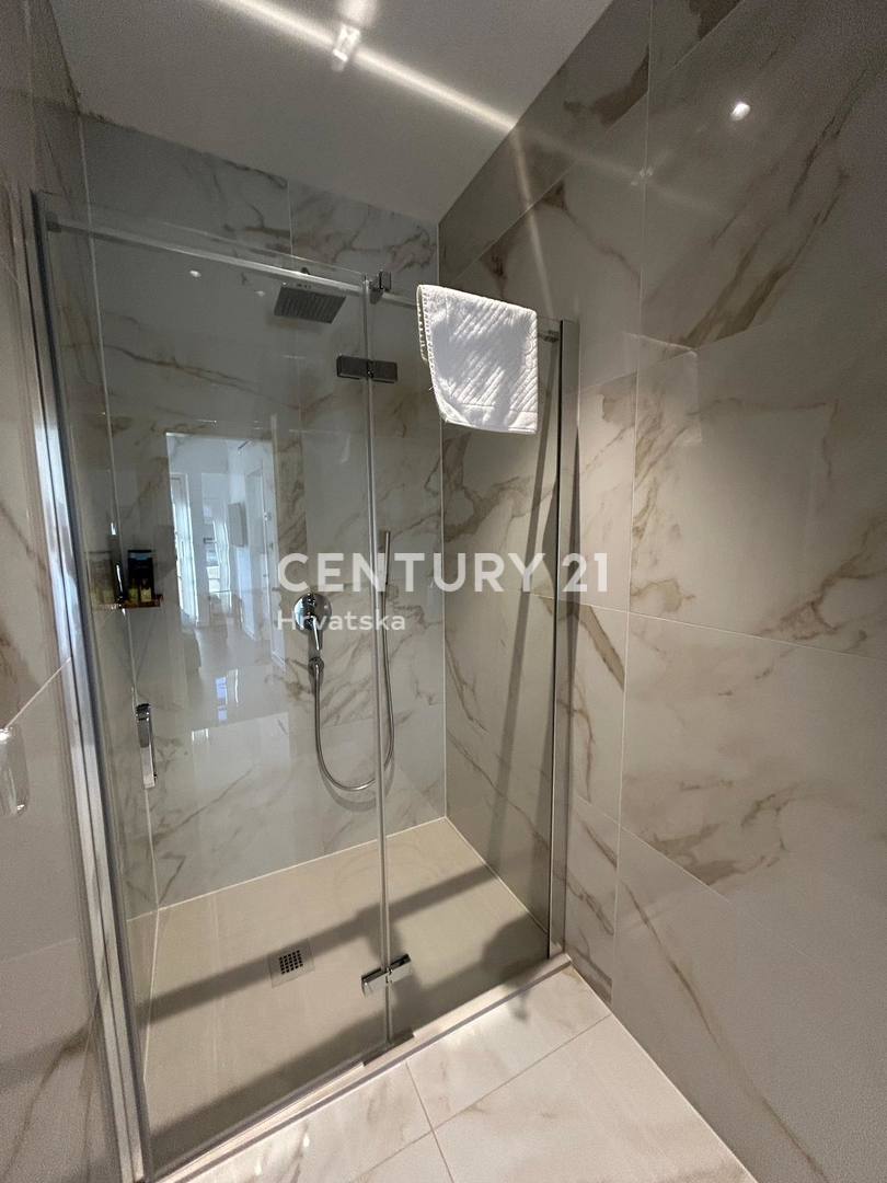 BUJE, KAMENA NOVOZIDANA VILA OBKROŽENA Z NARAVO