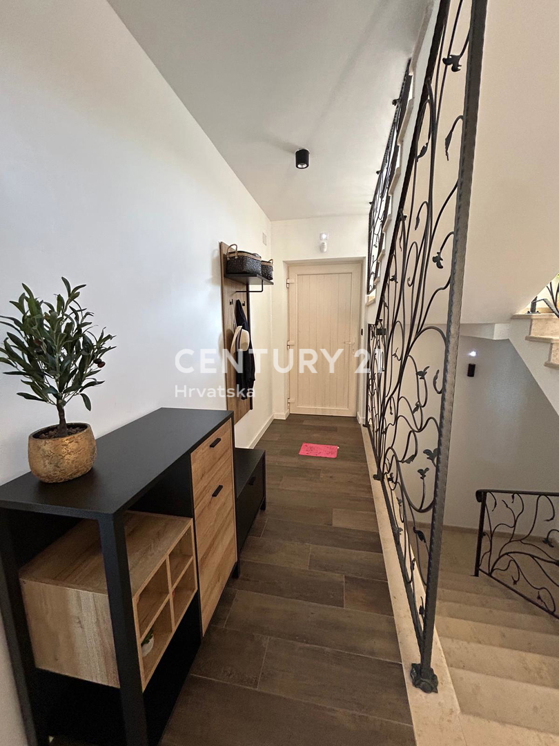 BUJE, KAMENA NOVOZIDANA VILA OBKROŽENA Z NARAVO