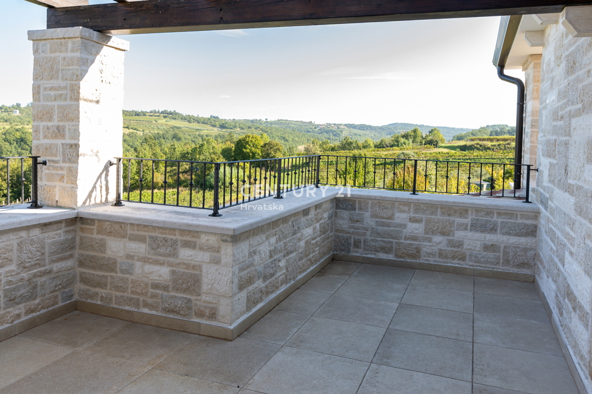 BUJE, KAMENA NOVOZIDANA VILA OBKROŽENA Z NARAVO