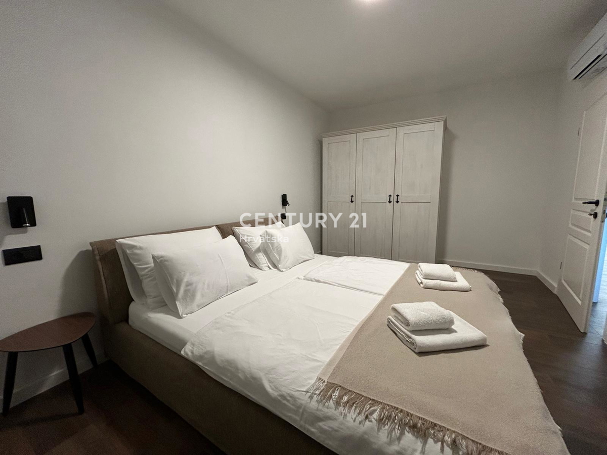 BUJE, KAMENA NOVOZIDANA VILA OBKROŽENA Z NARAVO