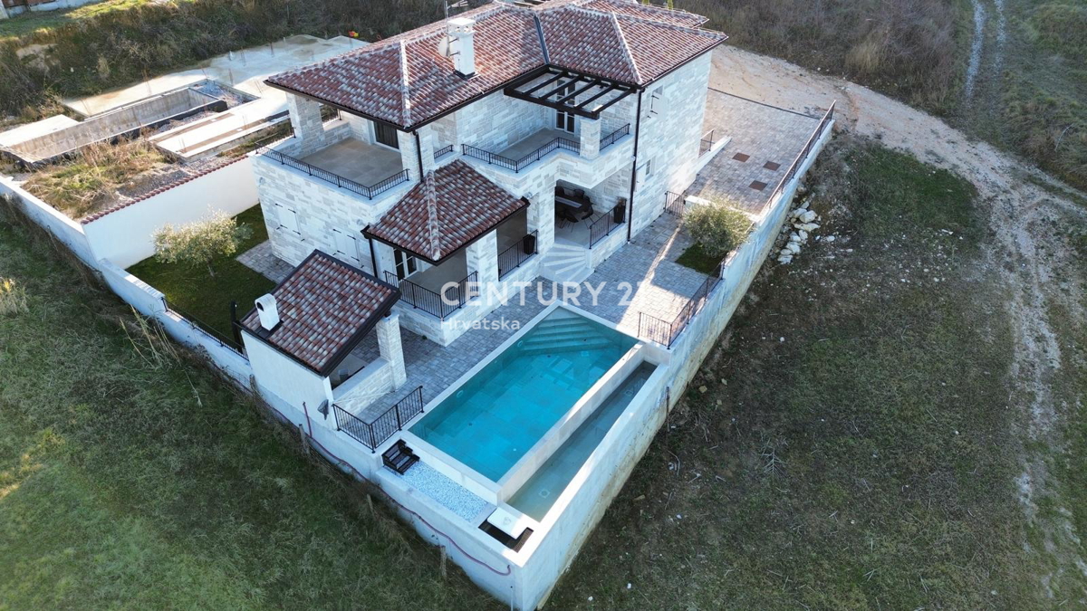 BUJE, KAMENA NOVOZIDANA VILA OBKROŽENA Z NARAVO