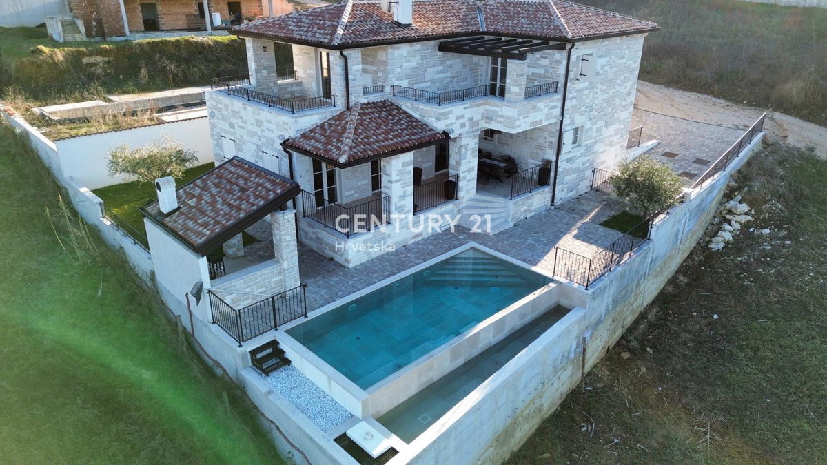 BUJE, KAMENA NOVOZIDANA VILA OBKROŽENA Z NARAVO