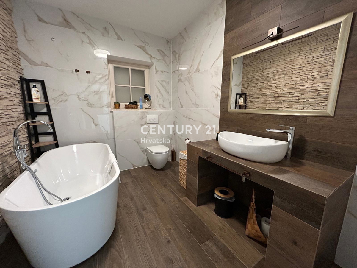 BUJE, KAMENA NOVOZIDANA VILA OBKROŽENA Z NARAVO