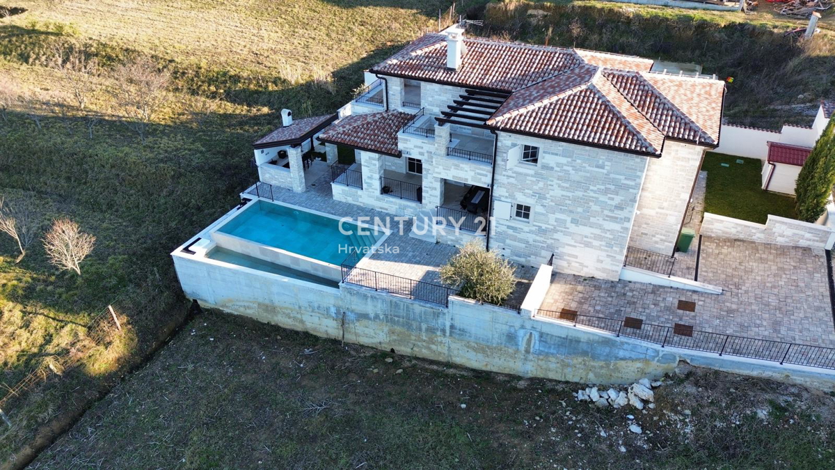 BUJE, KAMENA NOVOZIDANA VILA OBKROŽENA Z NARAVO