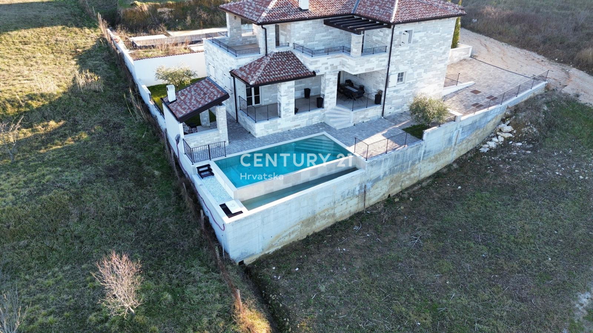 BUJE, KAMENA NOVOZIDANA VILA OBKROŽENA Z NARAVO