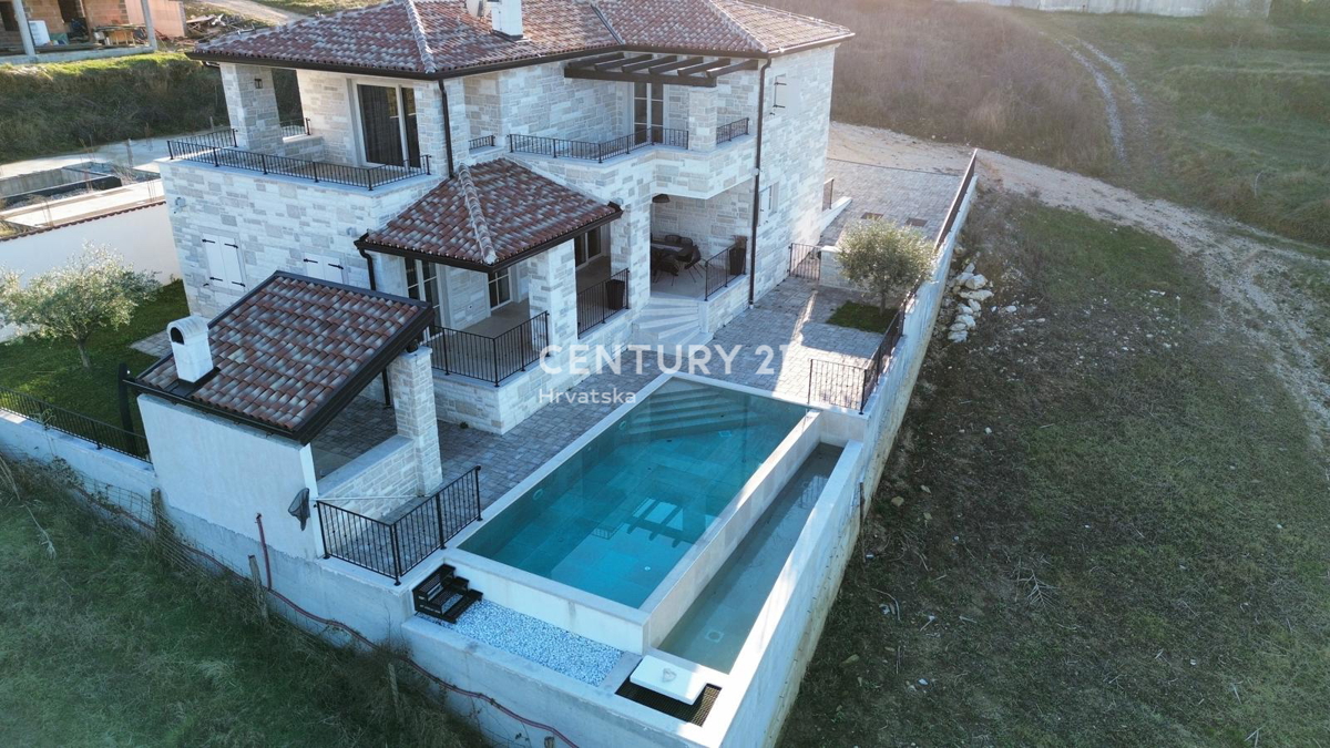 BUJE, KAMENA NOVOZIDANA VILA OBKROŽENA Z NARAVO