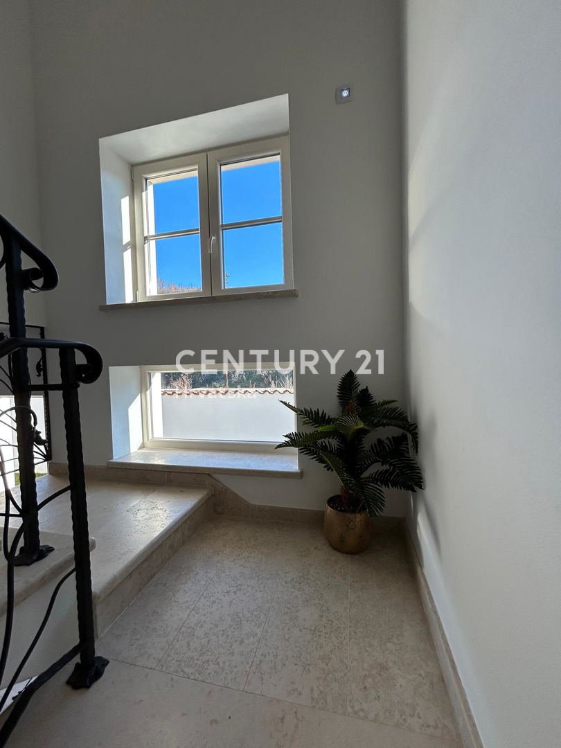 BUJE, KAMENA NOVOZIDANA VILA OBKROŽENA Z NARAVO