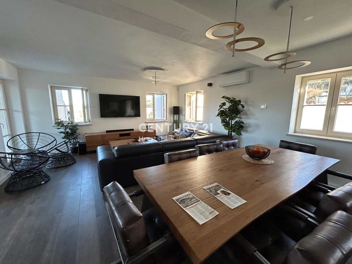 BUJE, KAMENA NOVOZIDANA VILA OBKROŽENA Z NARAVO