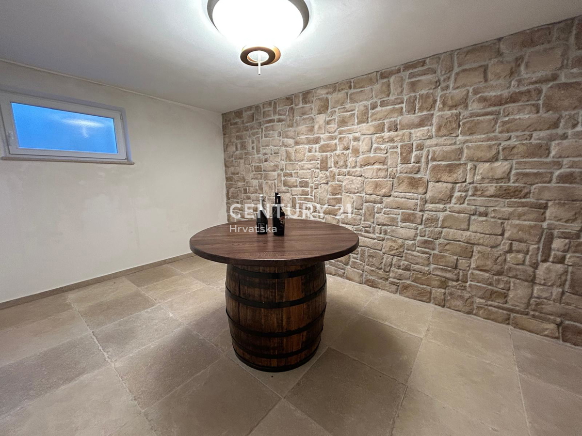 BUJE, KAMENA NOVOZIDANA VILA OBKROŽENA Z NARAVO