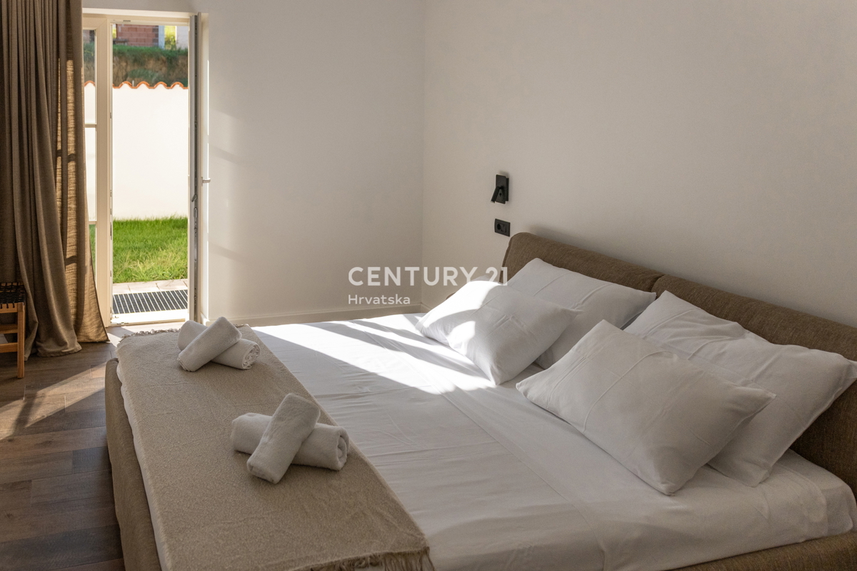 BUJE, KAMENA NOVOZIDANA VILA OBKROŽENA Z NARAVO