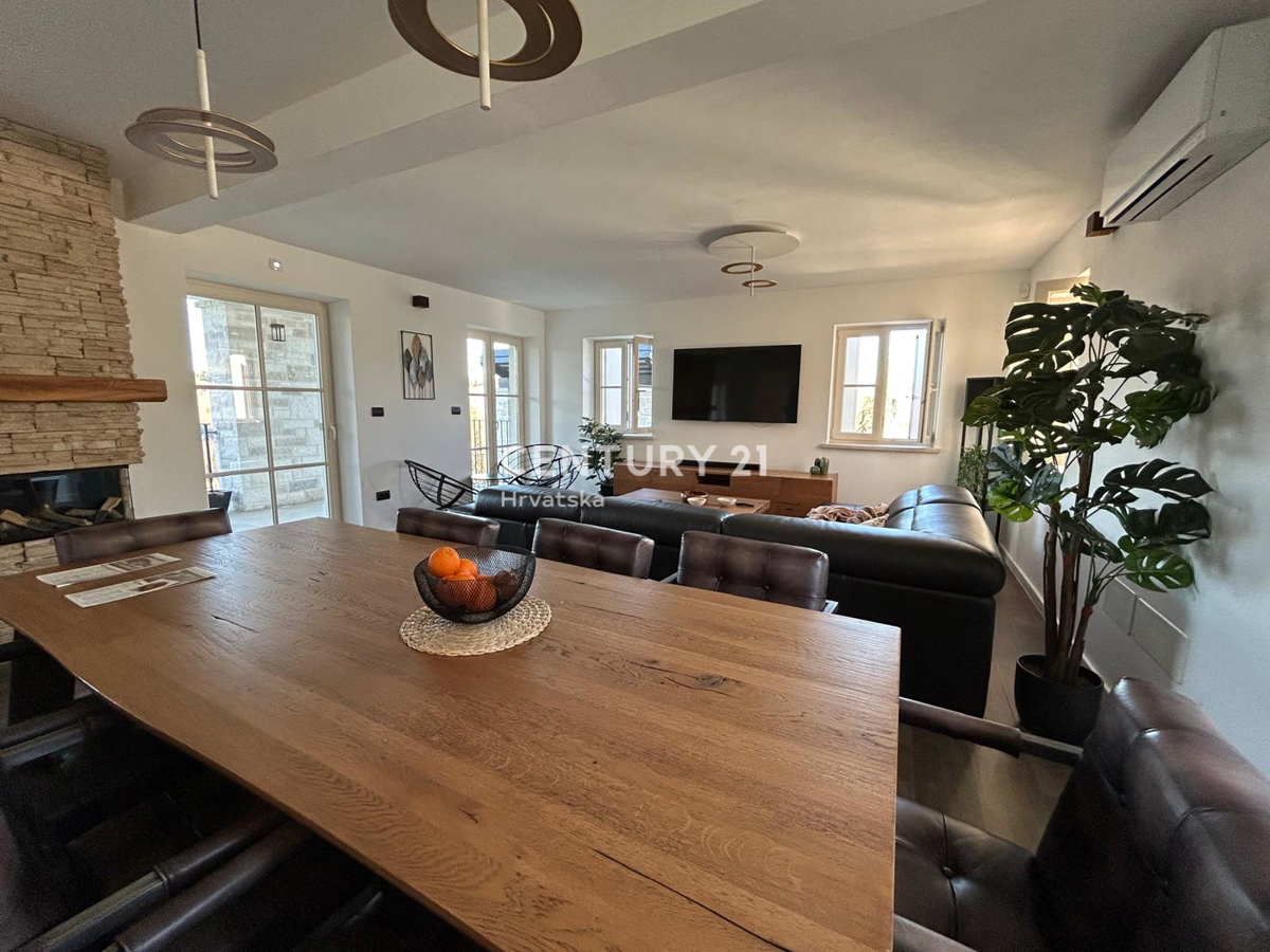 BUJE, KAMENA NOVOZIDANA VILA OBKROŽENA Z NARAVO