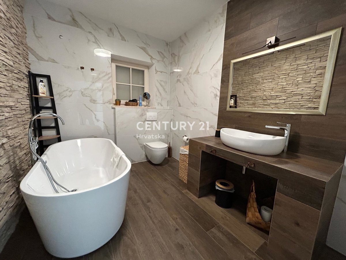 BUJE, KAMENA NOVOZIDANA VILA OBKROŽENA Z NARAVO