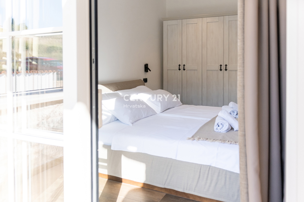 BUJE, KAMENA NOVOZIDANA VILA OBKROŽENA Z NARAVO