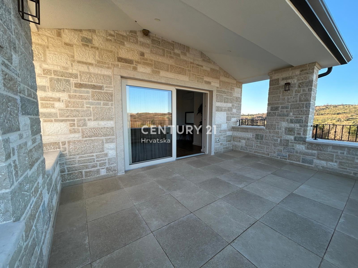 BUJE, KAMENA NOVOZIDANA VILA OBKROŽENA Z NARAVO