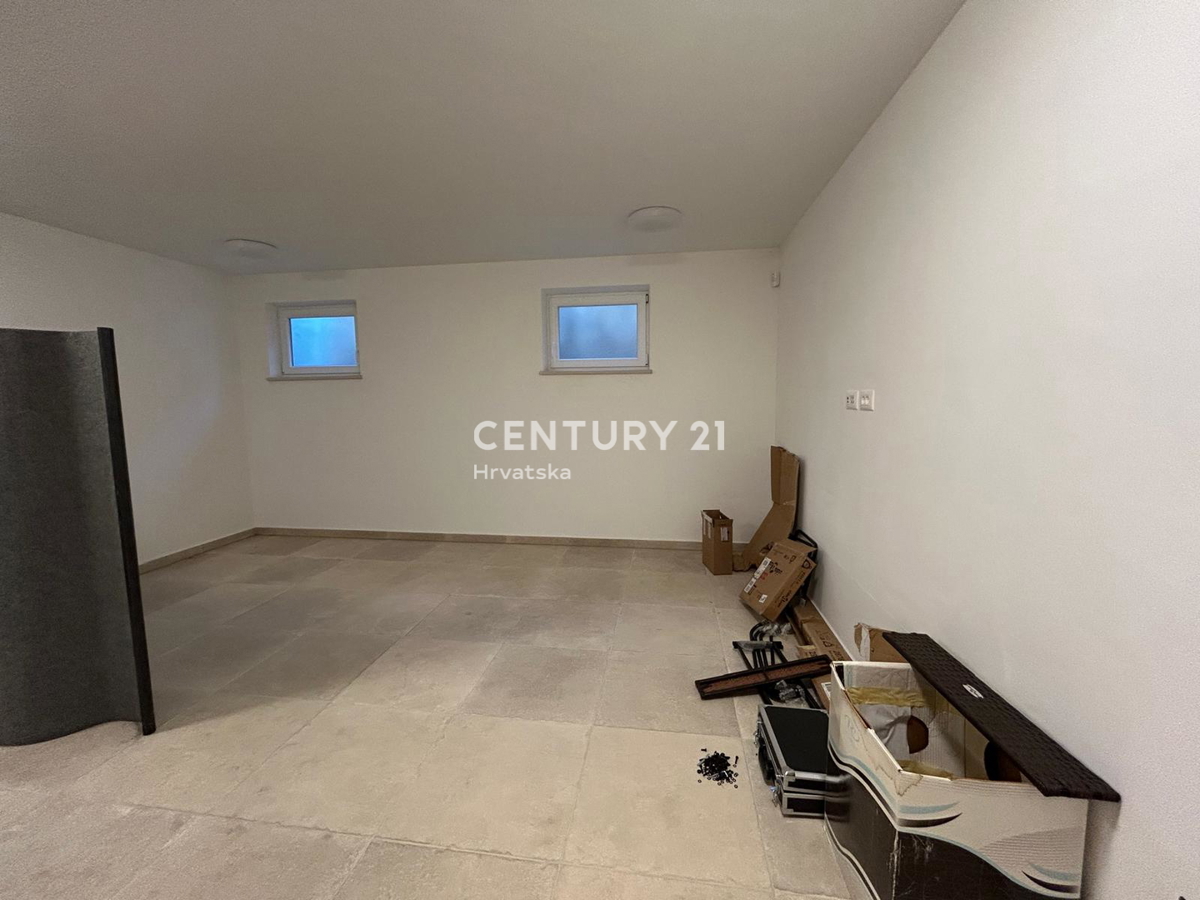 BUJE, KAMENA NOVOZIDANA VILA OBKROŽENA Z NARAVO