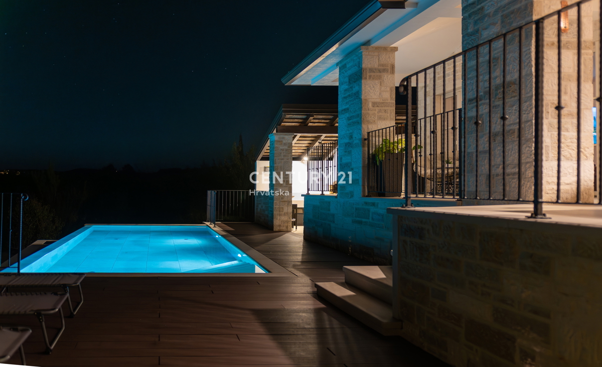 BUJE, KAMENA NOVOZIDANA VILA OBKROŽENA Z NARAVO