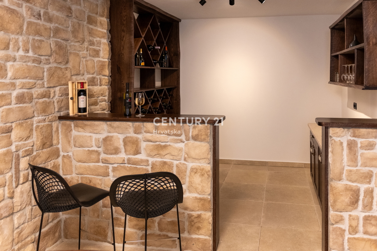 BUJE, KAMENA NOVOZIDANA VILA OBKROŽENA Z NARAVO