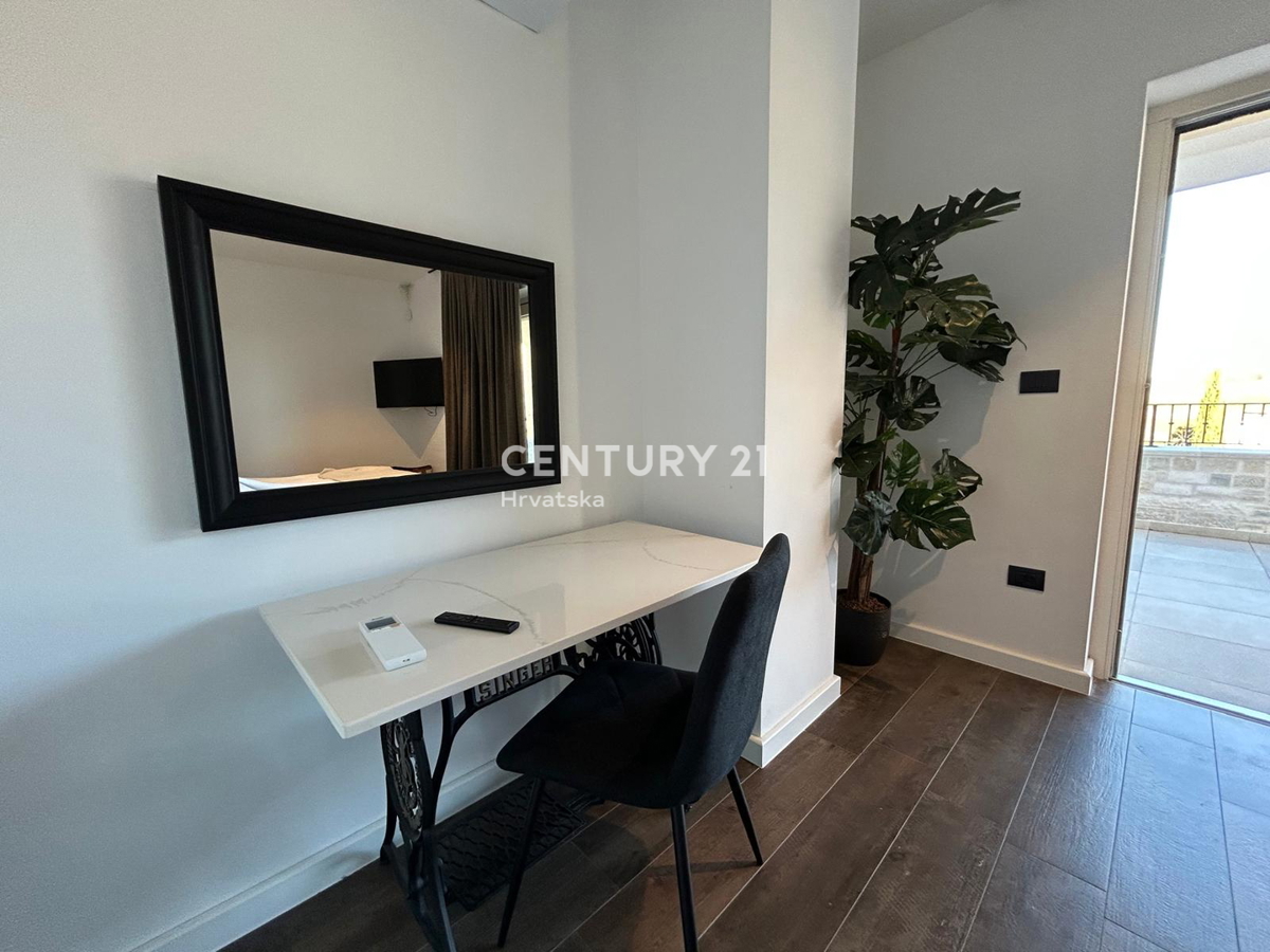 BUJE, KAMENA NOVOZIDANA VILA OBKROŽENA Z NARAVO